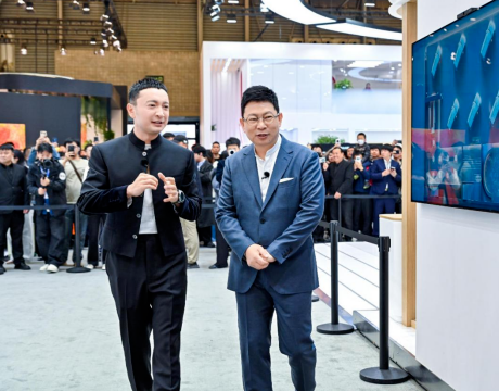 从春晚后台到AWE展台，尼格买提为何对华为Mate 80系列如此青睐？